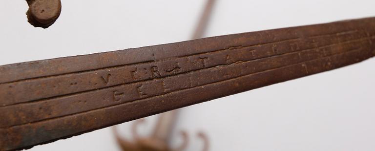 VÄRJOR, 1 par, järn, kopior av medeltida svärd, 1800-/1900-tal.