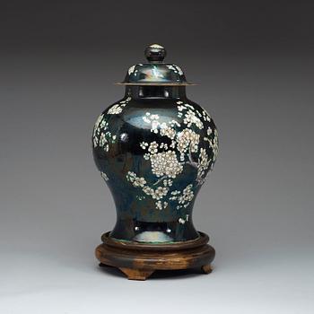 A 'famille noire' jar with cover, late Qing Dynasty (1644-1912).