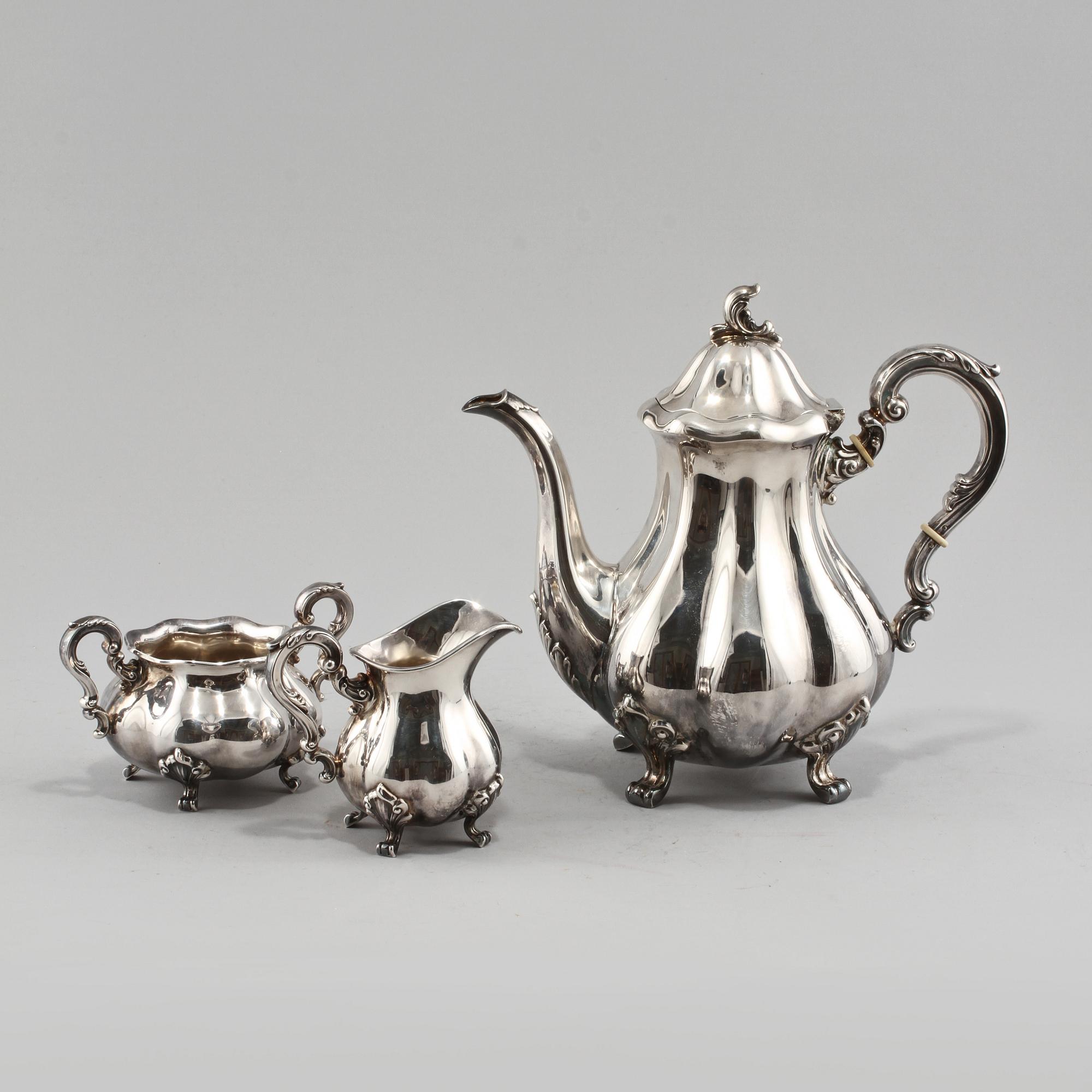 KAFFESERVIS, 3 delar, sterlingsilver, rokokostil, svenska importstämplar, omkring 1900-talets mitt. Vikt 1045 g.