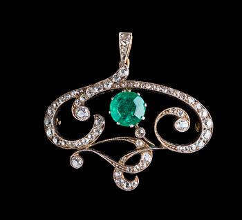 BROSCH/HÄNGE, guld med rund fasetterad smaragd och diamanter, tot. ca 1.35 ct. Art Nouveau.