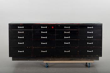 A first half of the 20th century chest of drawers.