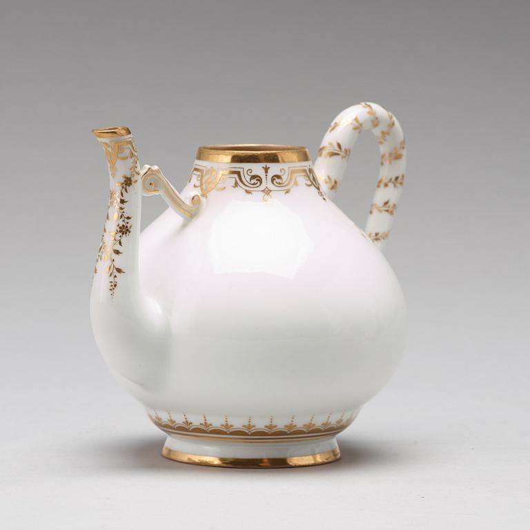KOPPAR med FAT, 12 stycken samt KANNA, porslin. Ryssland, Kejserliga Porslinsmanufakturen, St Petersburg, 1800-tal.
