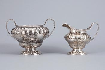 SOCKERSKÅL samt GRÄDDKANNA, silver, bla Jonathan Hayne London, 1829. Vikt ca 601 gram.