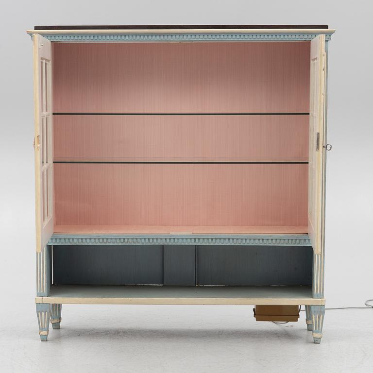 Vitrinskåp, gustaviansk stil, 1900-talets början.