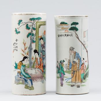 PENSELVASER, 2 st, porslin, Kina 1800-talets slut.