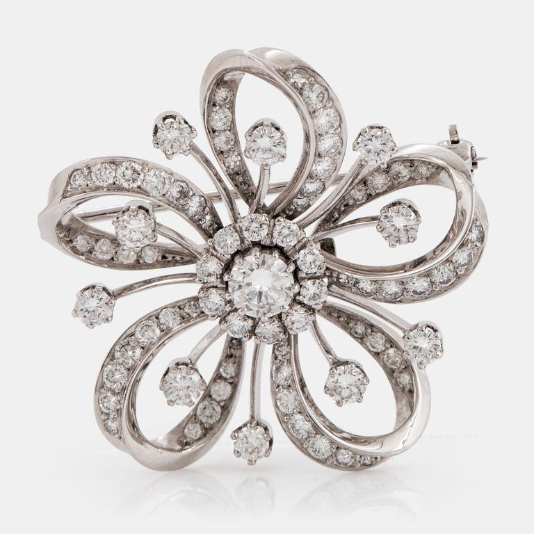 Brosch 18K vitguld med runda briljantslipade diamanter totalvikt ca 2.50 ct.