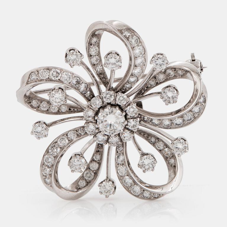 An 18K white gold brooch set with round brilliant-cut diamonds with a total weight of ca 2.50 cts.