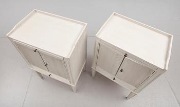 SÄNGBORD, 1 par, gustaviansk stil, 1900-talets andra hälft.