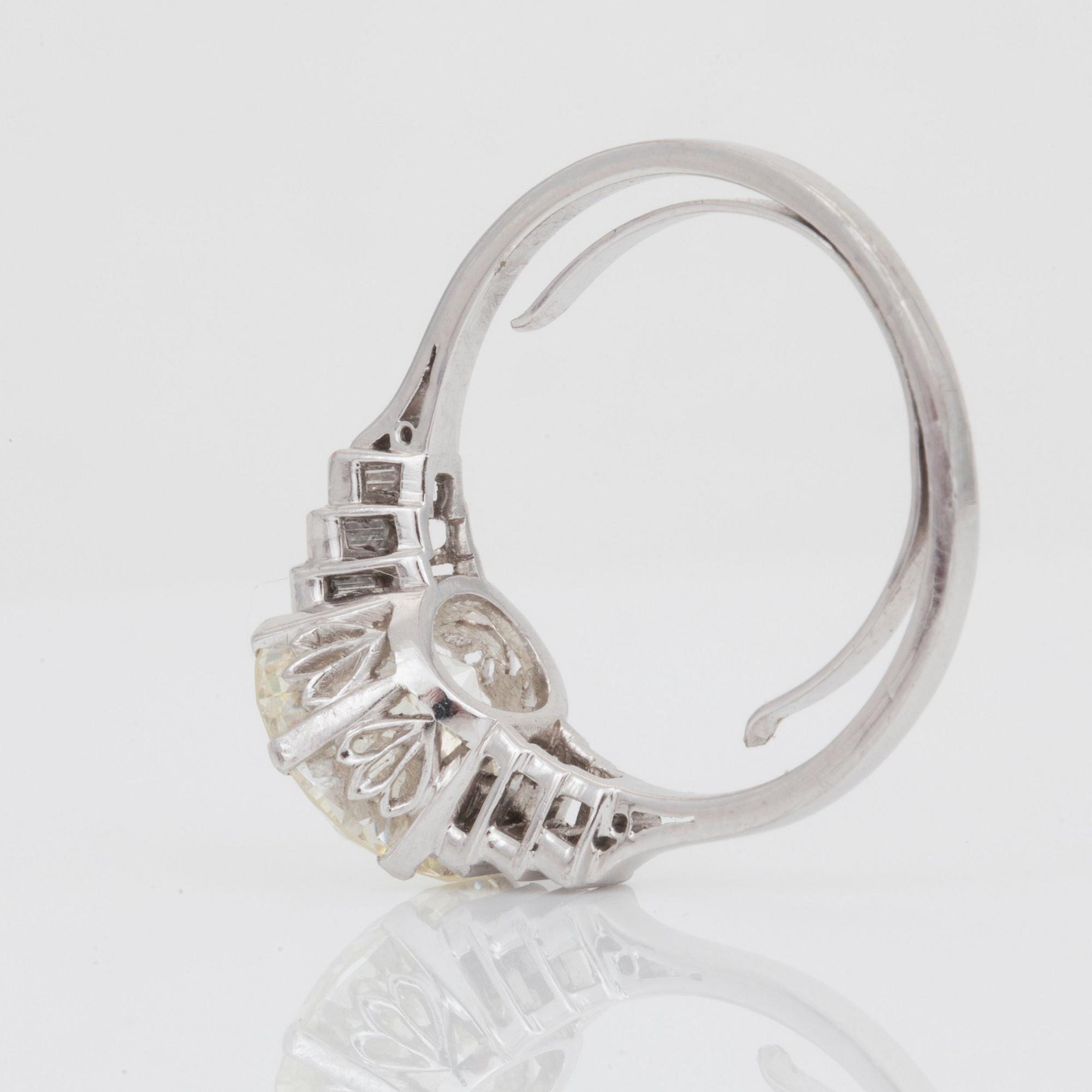 RING med gammalslipad diamant, ca 3.50 ct, flankerad av baguetteslipade diamanter.