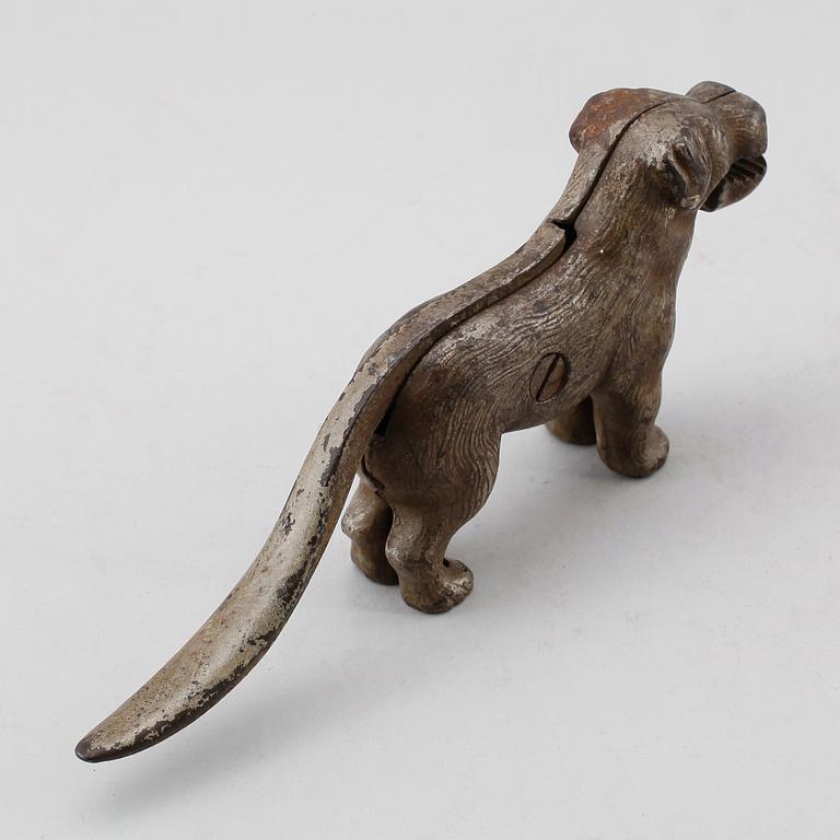 NÖTKNÄPPARE, målad metall, 1800-tal.