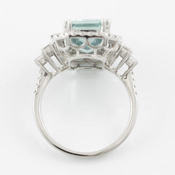 Ring, cocktail ring, 18K white gold set with aquamarine and brilliant-, carré- and baguette-cut diamonds.