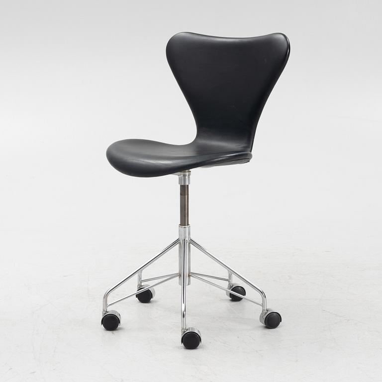 Arne Jacobsen, skrivbordsstol, "Sjuan", Fritz Hansen, Danmark, daterad 2004.