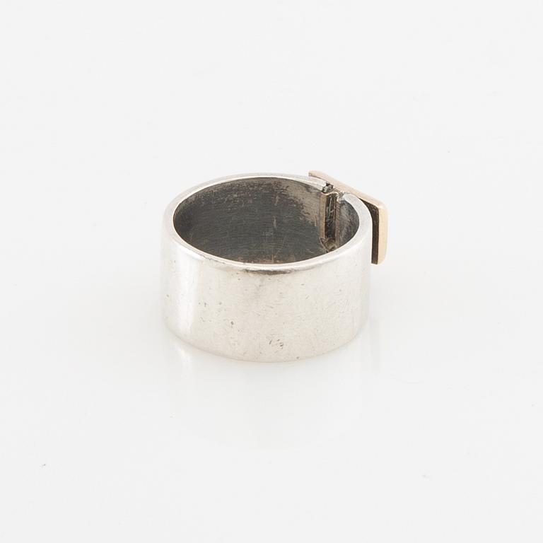 Claes Liljeroth, Ring of silver and 18K gold set with a round brilliant-cut diamond.