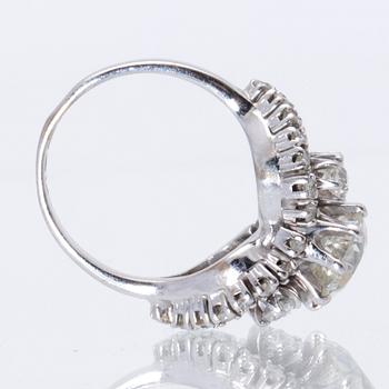Ring 18K whitegold 1 old-cut diamond approx 2,40 ct approx H - I, old-and brilliant-cut diamonds approx 1 ct.