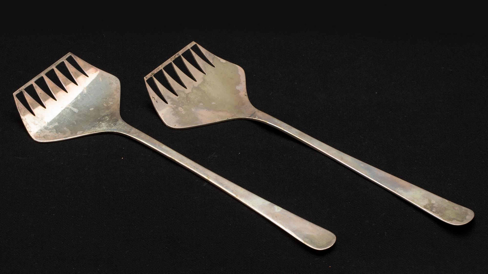 SERVERINGSBESTICK, ett par, silver, Wiwen Nilsson, Lund. 1930-tal. Totalt ca 200 g.