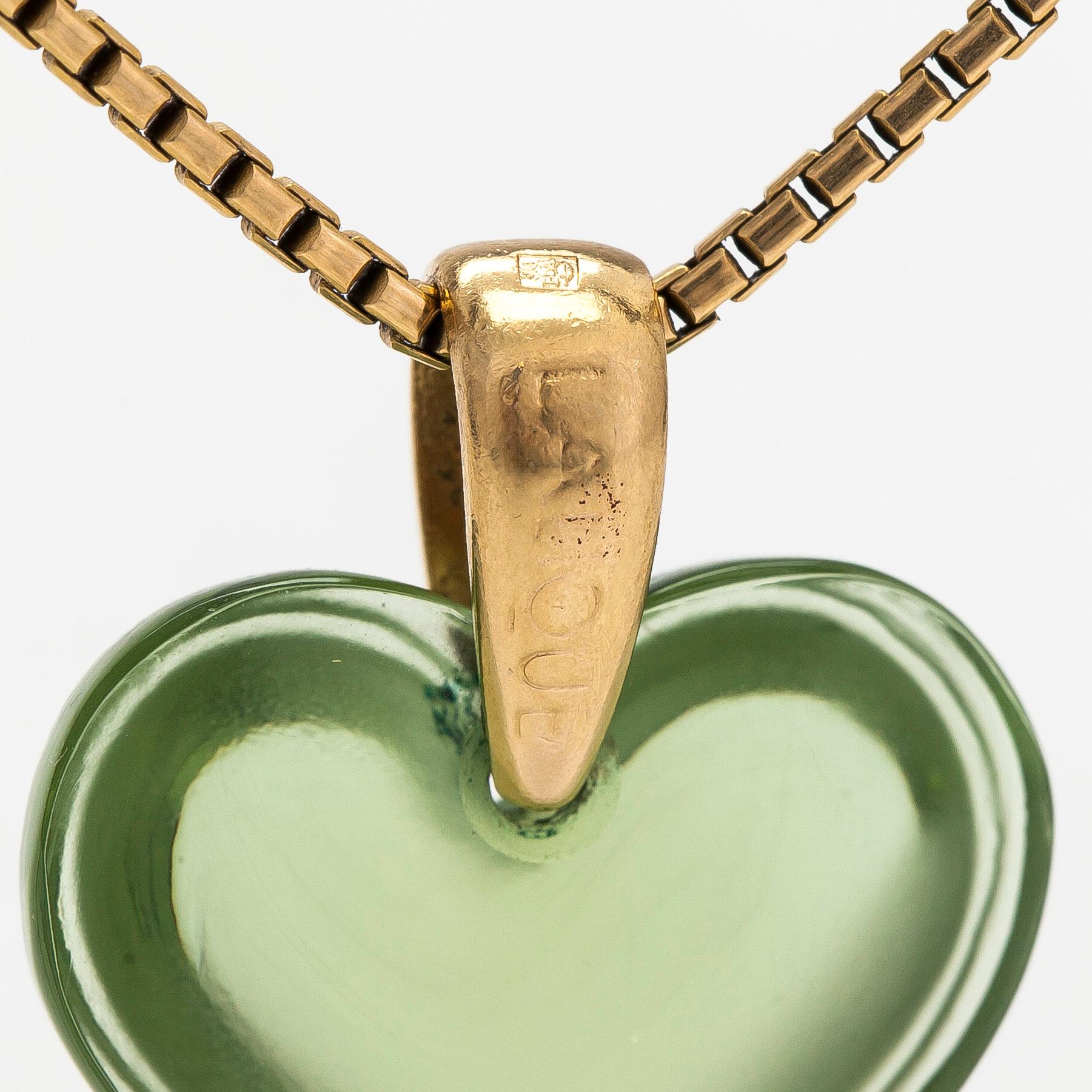A Lalique heart pendant with an 18K gold chain. Bukowskis