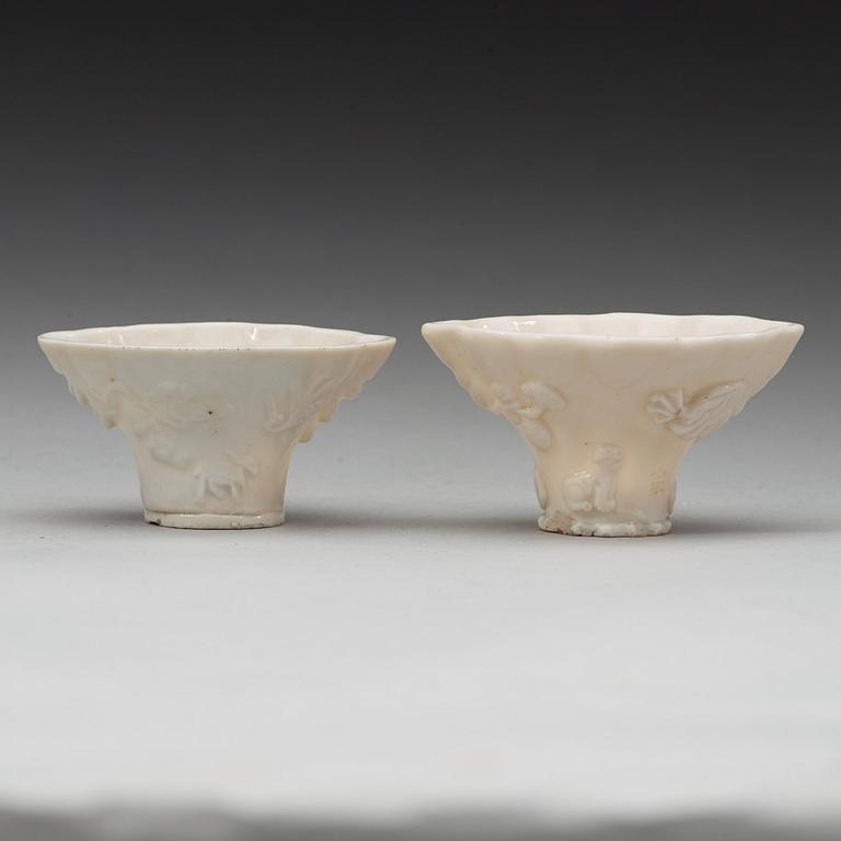 VINKOPPAR, ett par, blanc de chine. Qingdynastin, Kangxi (1662-1722).