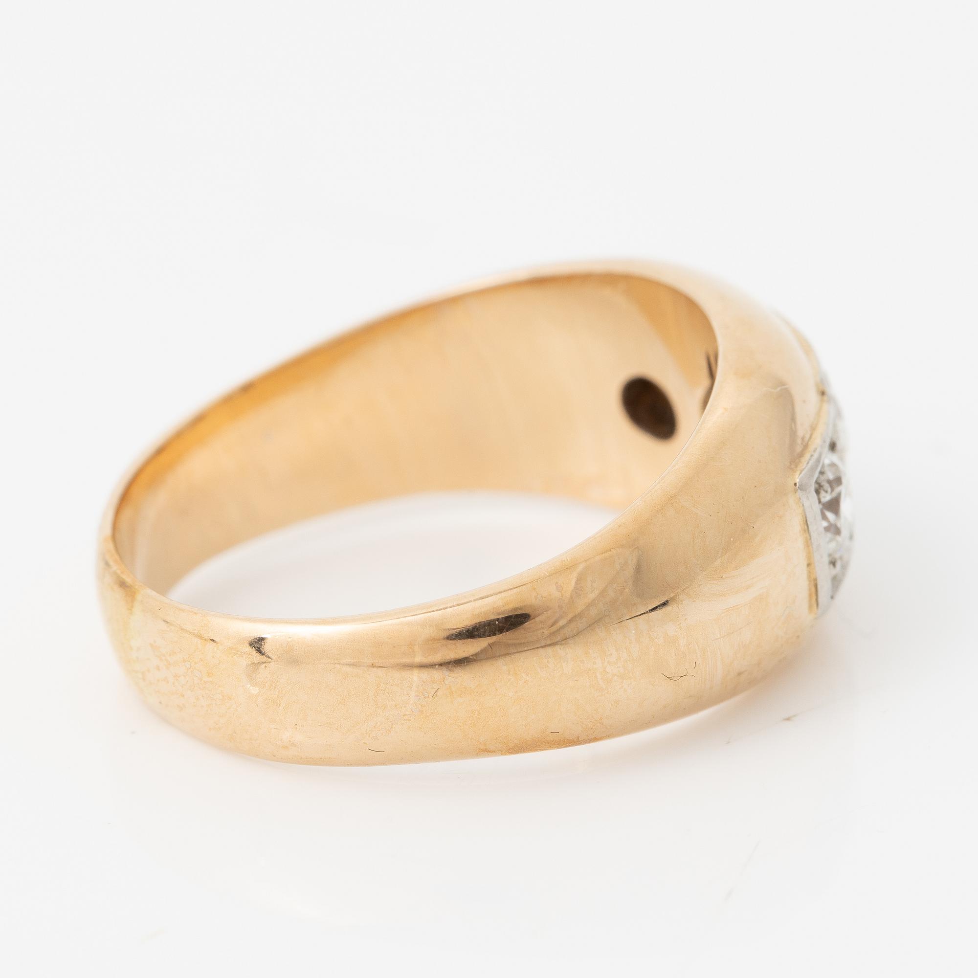 Ring in 14K gold with three round brilliant-cut diamonds.