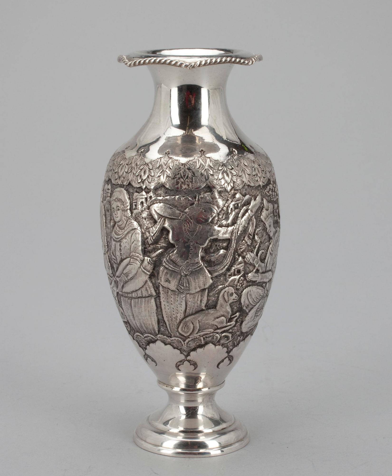 VAS + SERVERINGSBESTICK, 6 delar. Silver, stål. Vasen troligen Turkiet, besticken Tyskland. Totalvikt 245 g.