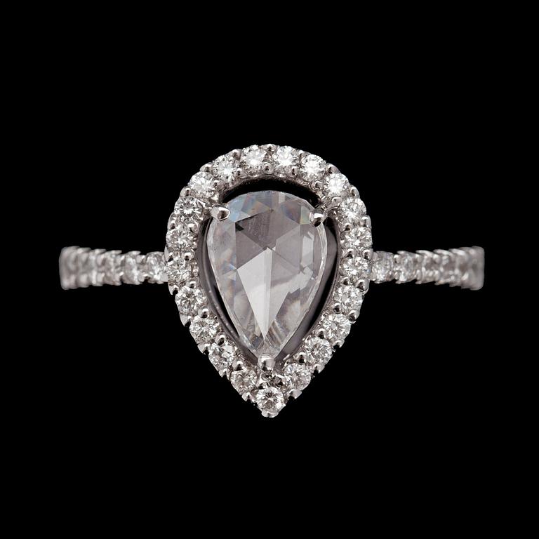 RING, rosenslipad diamant, 0.56 ct samt briljantslipade diamanter, 0.46 ct.