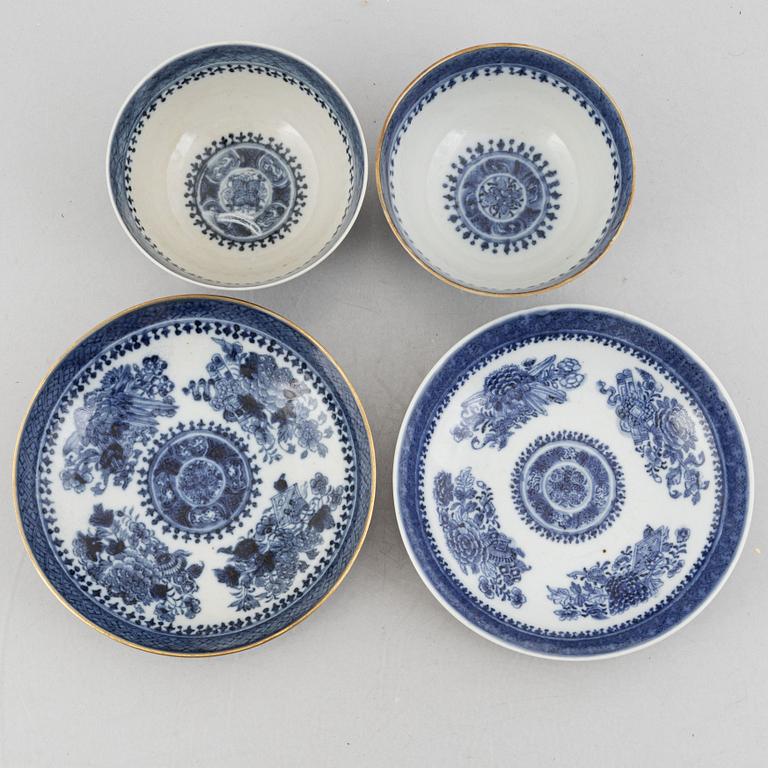 Two Chinese blue and white export porcelain cups with saucers, Qing dynasty, Jiaqing (1796-1820).