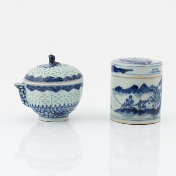 A Chinese blue and white porcelain lidded teapot and a lidded box, Qing dynasty, 18th/19th Century.