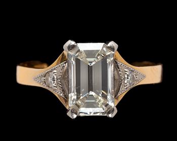 1008. RING, smaragdslipad diamant, ca 1.80 ct. samt två briljantslipade diamanter.