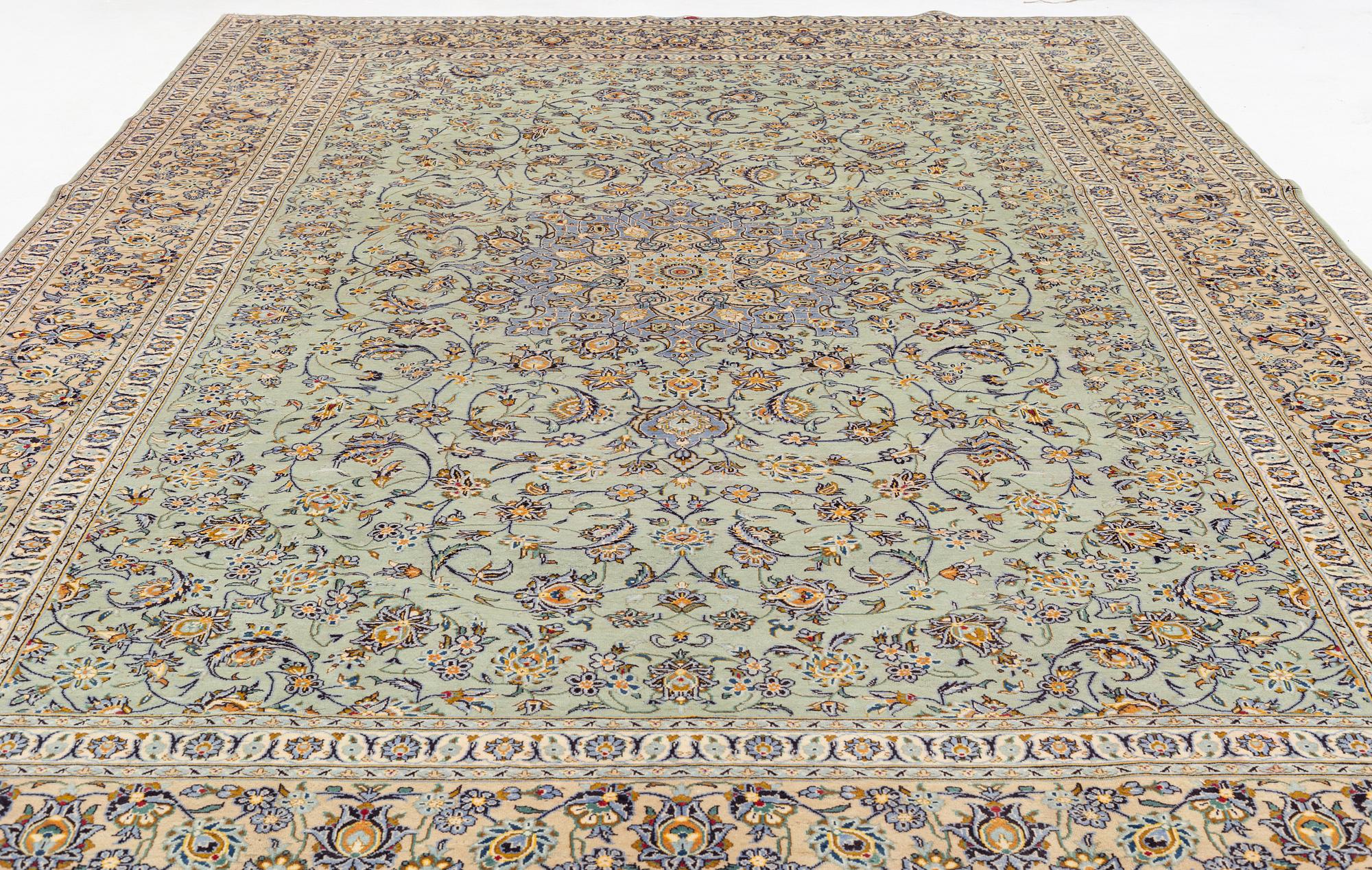 Matta, semiantik Keshan, signerad, ca 477 x 300 cm.