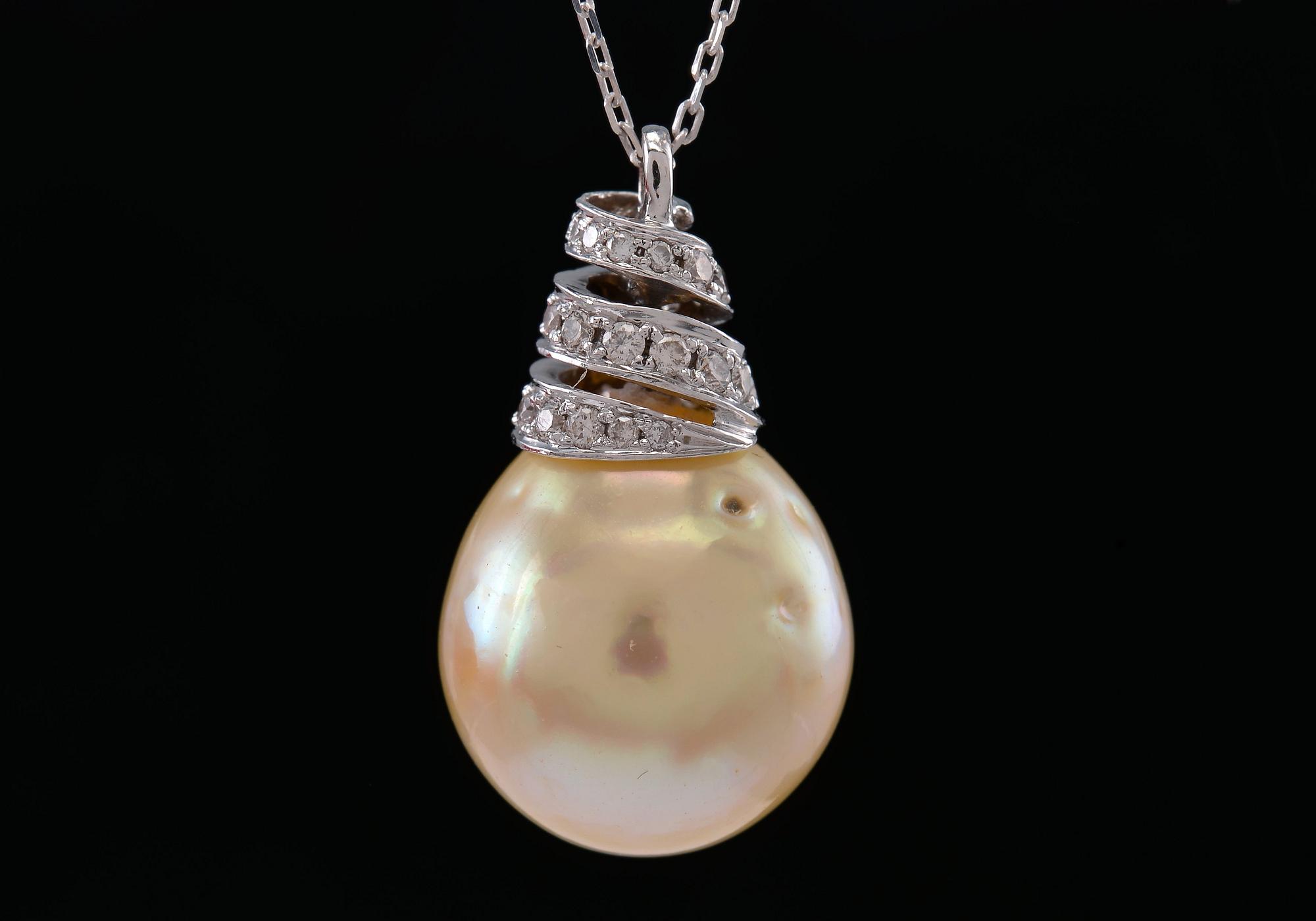 GARNITYR, briljantslipade diamanter ca 1.82 ct. Söderhavspärlor  12,5 - 13,5 mm. Vikt 19,4 g.