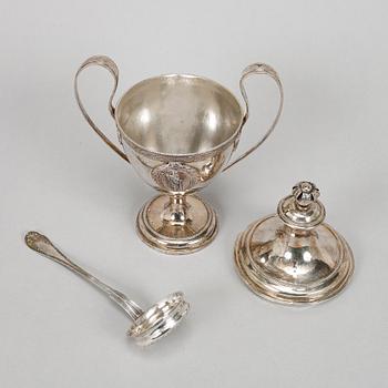 PETTER JOHAN ZETTERLING, sockerskål med lock, silver, Linköping 1789 samt Strösked, modell Gammal Fransk,  silver.