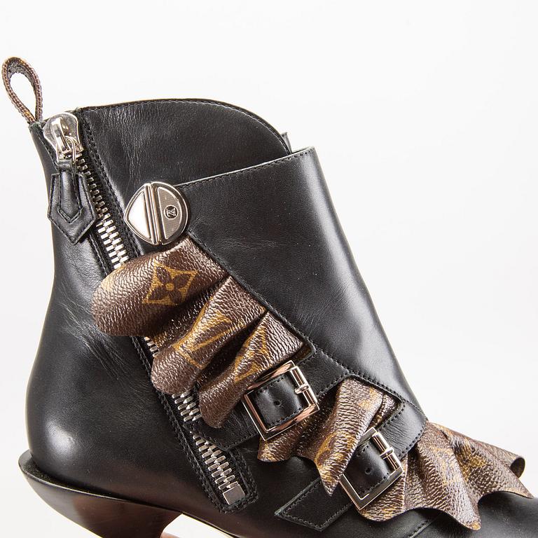 LOUIS VUITTON, ankle boots, Janet, monogram and black leather, original box, dustbags and invoice, storlek 39.