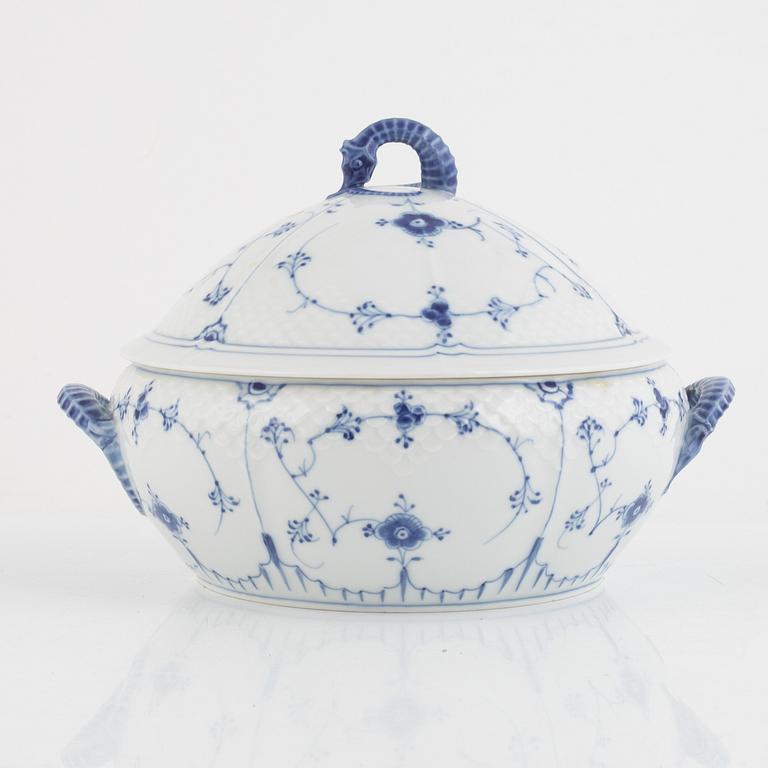 Dining and coffee service, 114 pieces, "Musselmalet", porcelain, Bing & Gröndahl and Royal Copenhagen, Denmark.