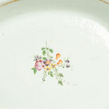 A famille rose serving dish, Qing dynasty, Qianlong (1736-95).
