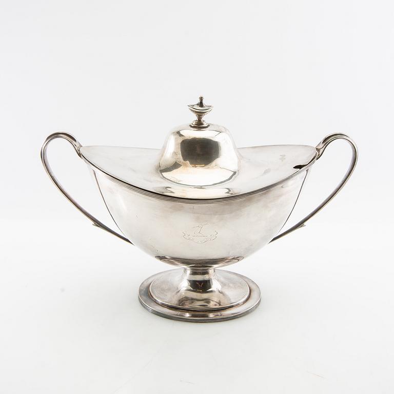 Tureen with lid, first half of the 20th century, silver plate.