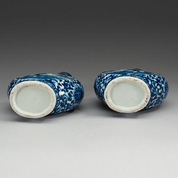 A pair of blue and white bottles, late Qing dynasty.