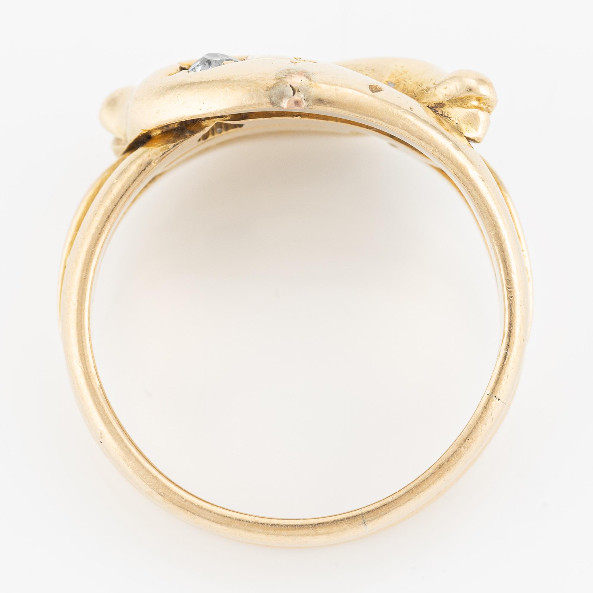 Ring in 18K gold with old-cut diamonds.