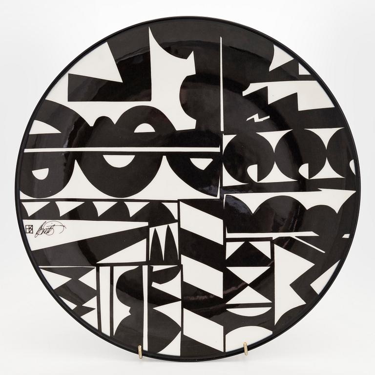 Howard Smith, A ceramic plate. Signed H Smith. Arabia, Finland.