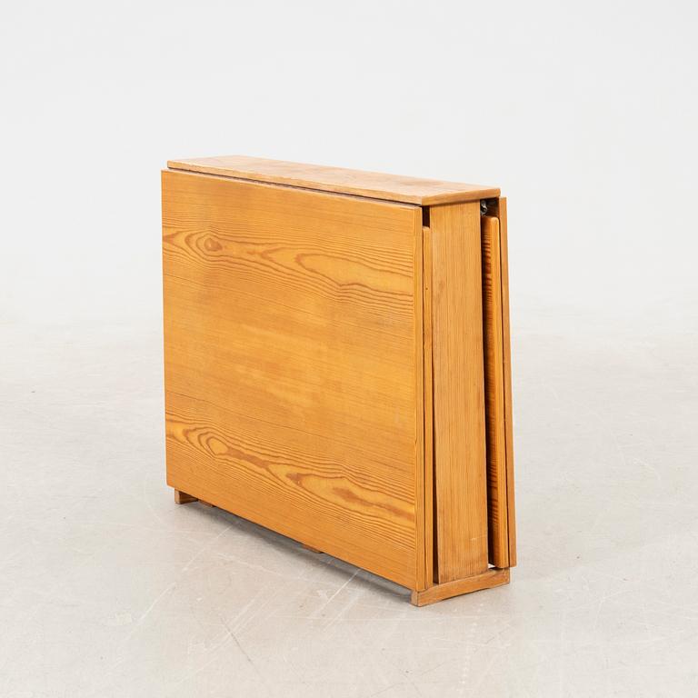 Drop-leaf table, mid/second half of the 20th century.