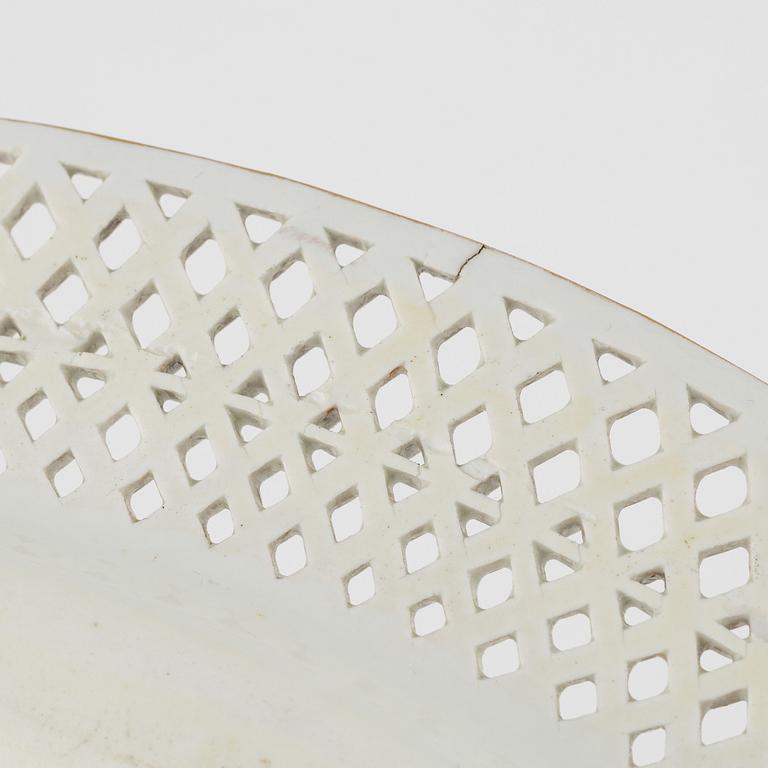 A porcelain bowl with stand, 19th century.