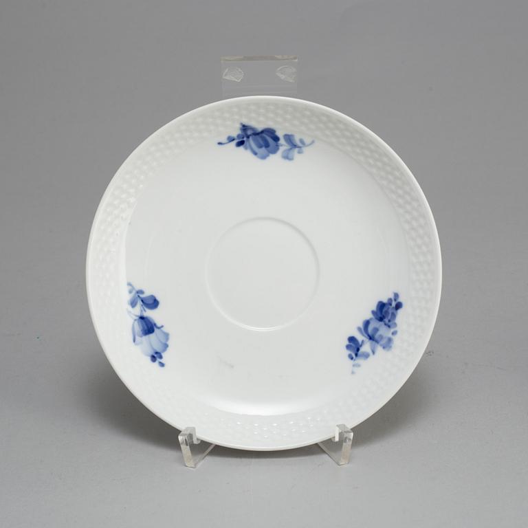 TEKOPPAR MED FAT 11 st, porslin, "Blå Blomst", Royal Copenhagen.