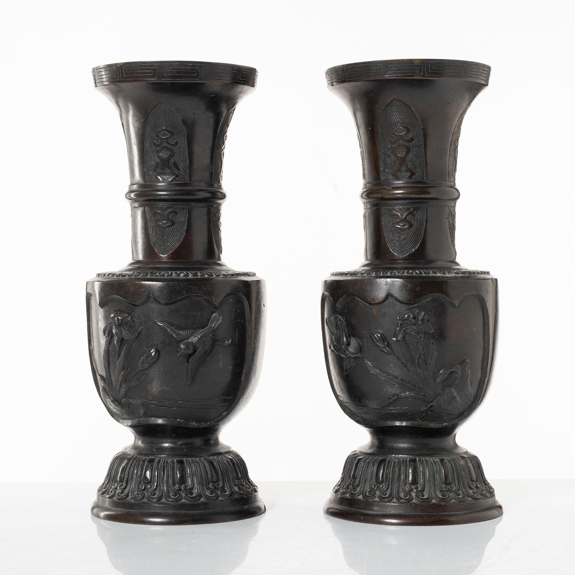 Vaser, ett par, brons, Japan, Meiji (1868-1912).