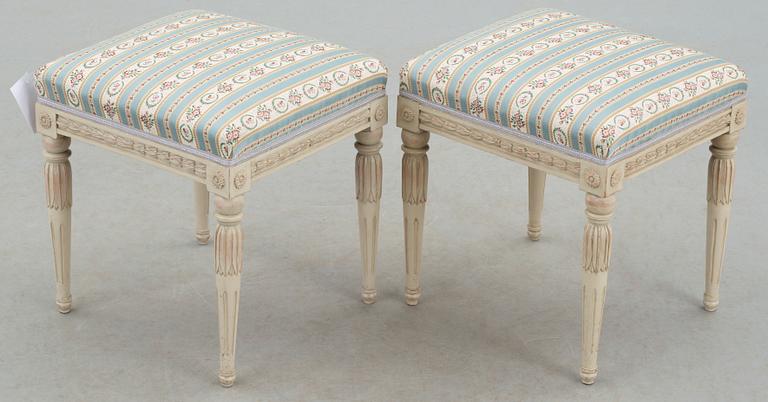 TABURETTER, ett par, sengustavianska, märkta EÖM, Erik Öhrmark, verksam 1777-1813 i Stockholm.