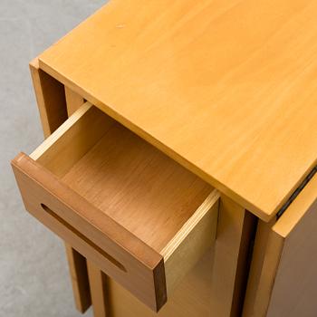 A gateleg table and 4 chairs, late 20th century.