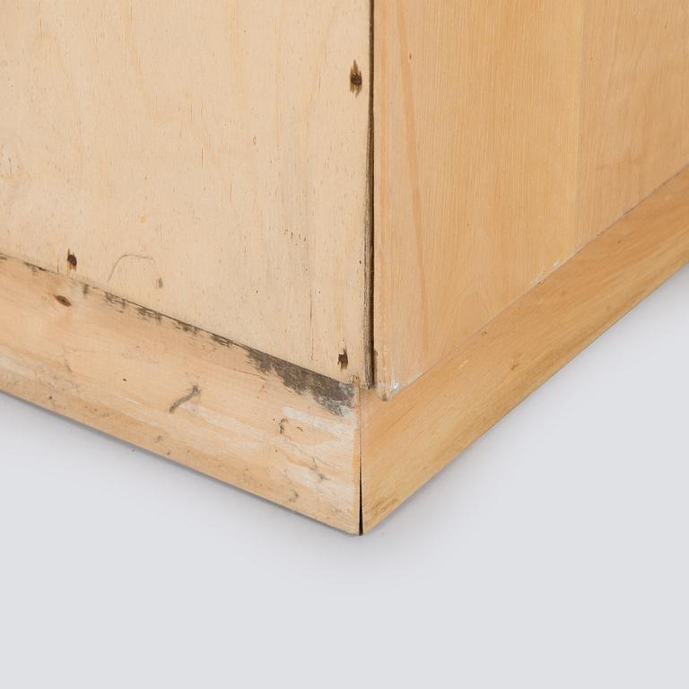 Aino Aalto, kaappi, malli 808 ja vitriini, malli 214 O.Y. Huonekalu- ja Rakennustyötehdas A.B. 1950-luvun alku.