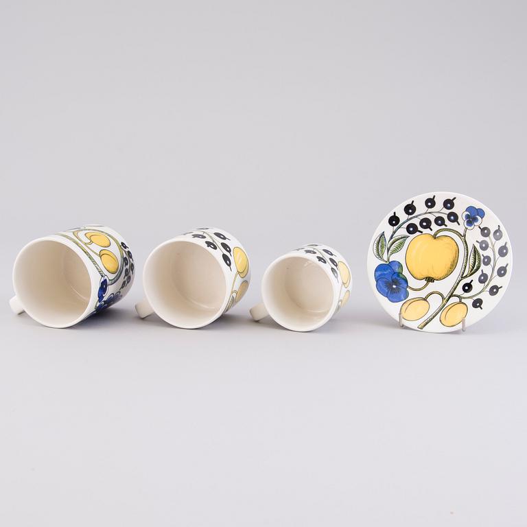BIRGER KAIPIAINEN, a 69-pcs 'Paratiisi' tableware set for Arabia, latter half of the 20th Century.