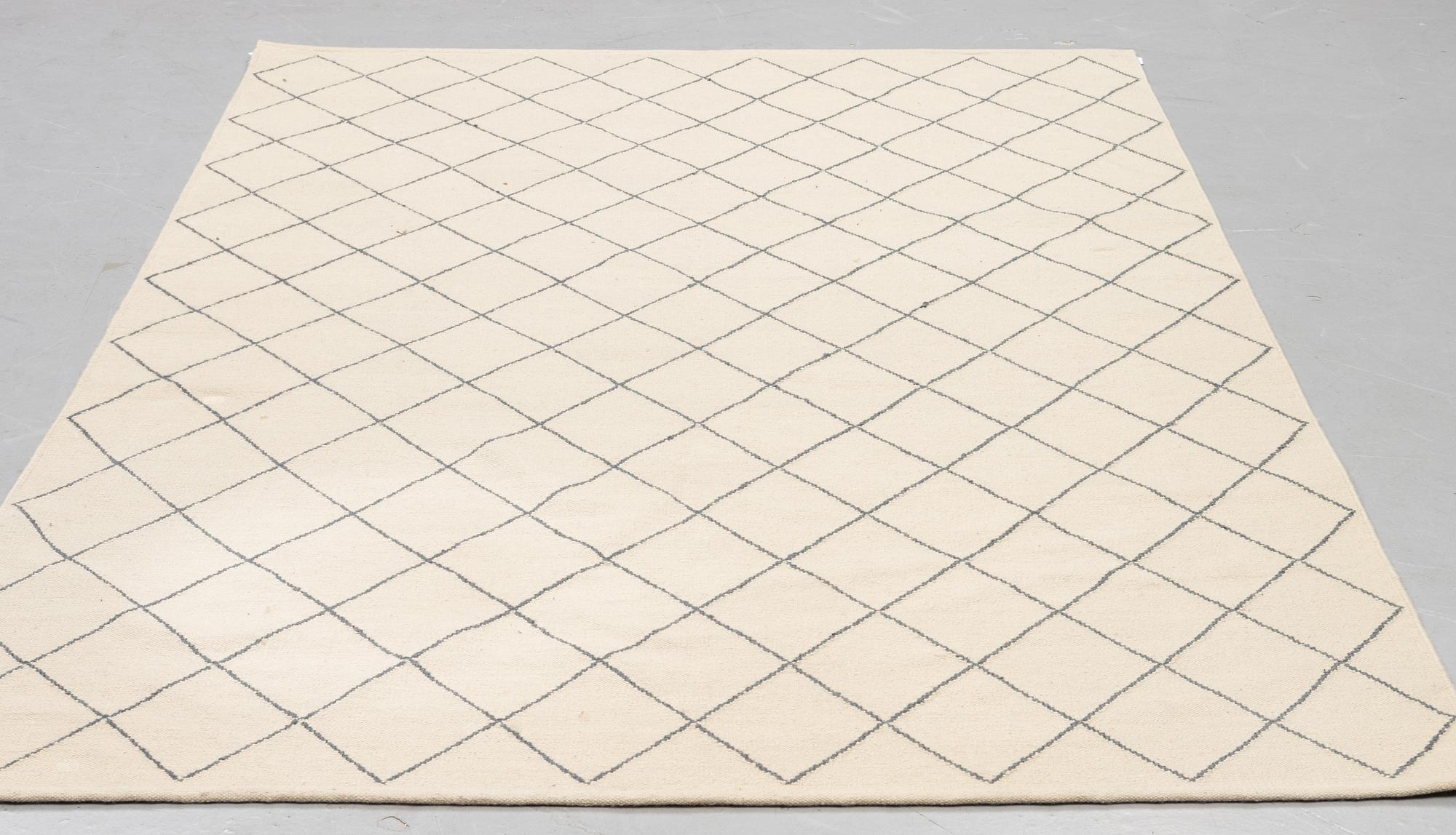 Carpet, Flat weave, 'Diamond -OffWhite/Grey', Chharwall & Jonsson, ca 282 x 184 cm.