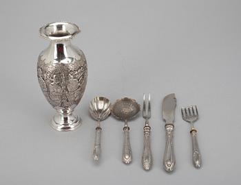 VAS samt SERVERINGSBESTICK, 5 st, silver, trol Turkiet resp Tyskland, 1900. Totalvikt ca 245 gram.