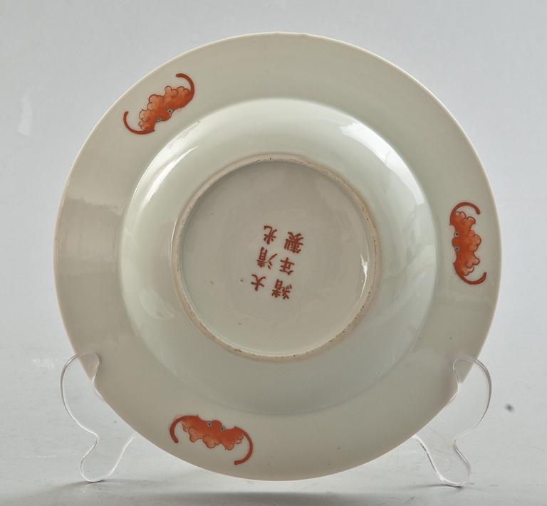 TALLRIKAR, ett par, porslin, Kina, sen Qing, 1900-tal.