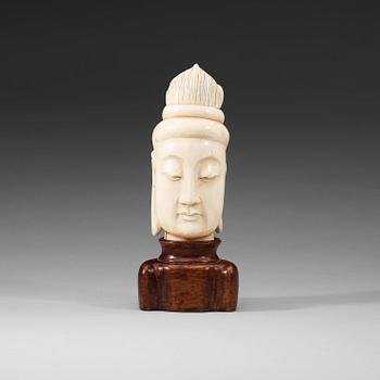 1363. A ivory figure of Guanyin, Qing dynasty (1644-1912).