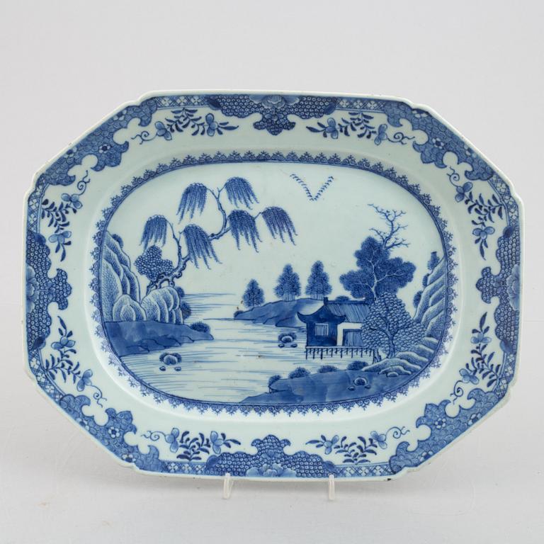 A blue and white export porcelain serving dish, China, Qianlong (1736-95).